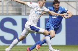 开云体育入口-关于惊险一战：沙尔克04险胜对手的信息