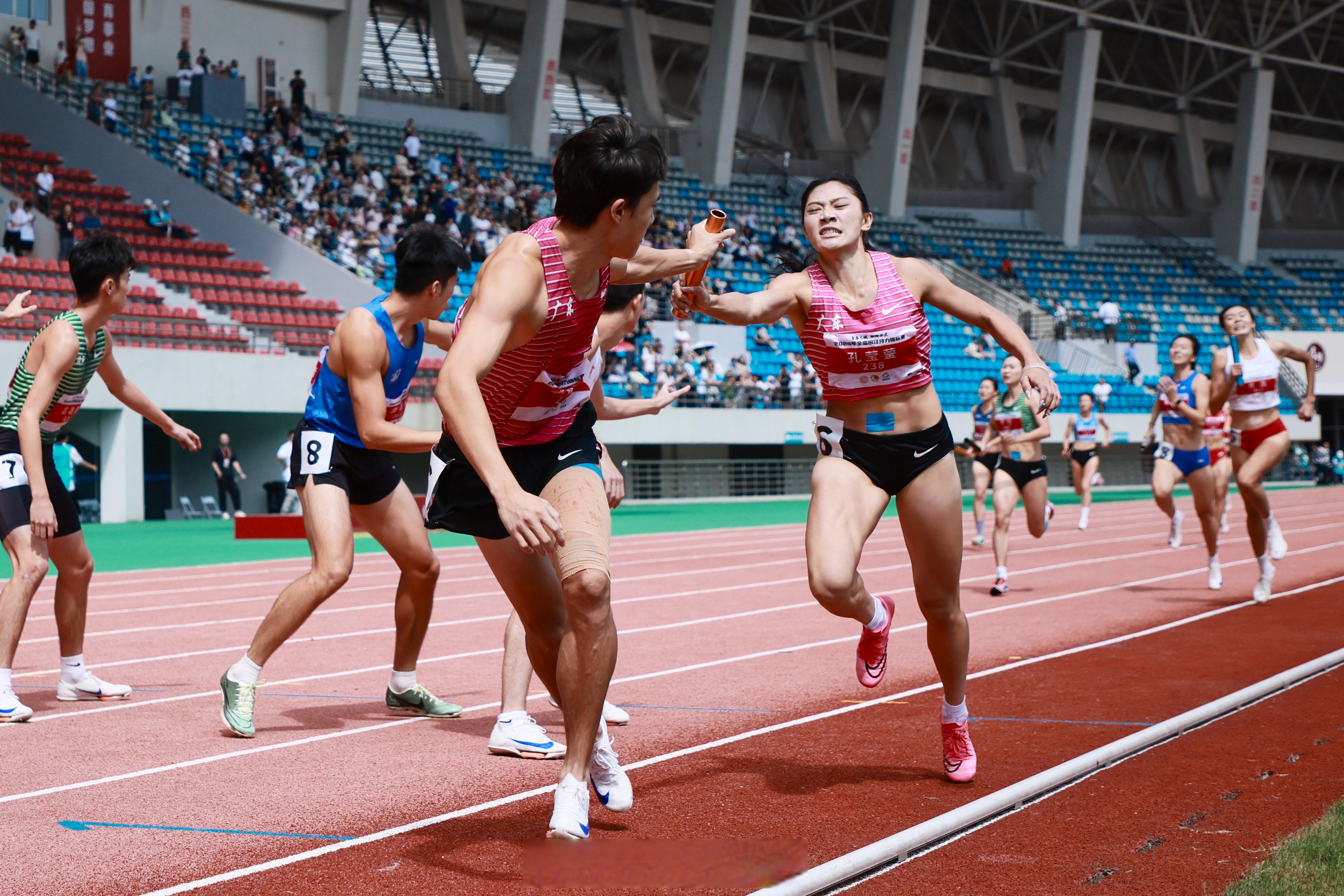 势如破竹：田径女子接力决赛选手全力追赶的简单介绍