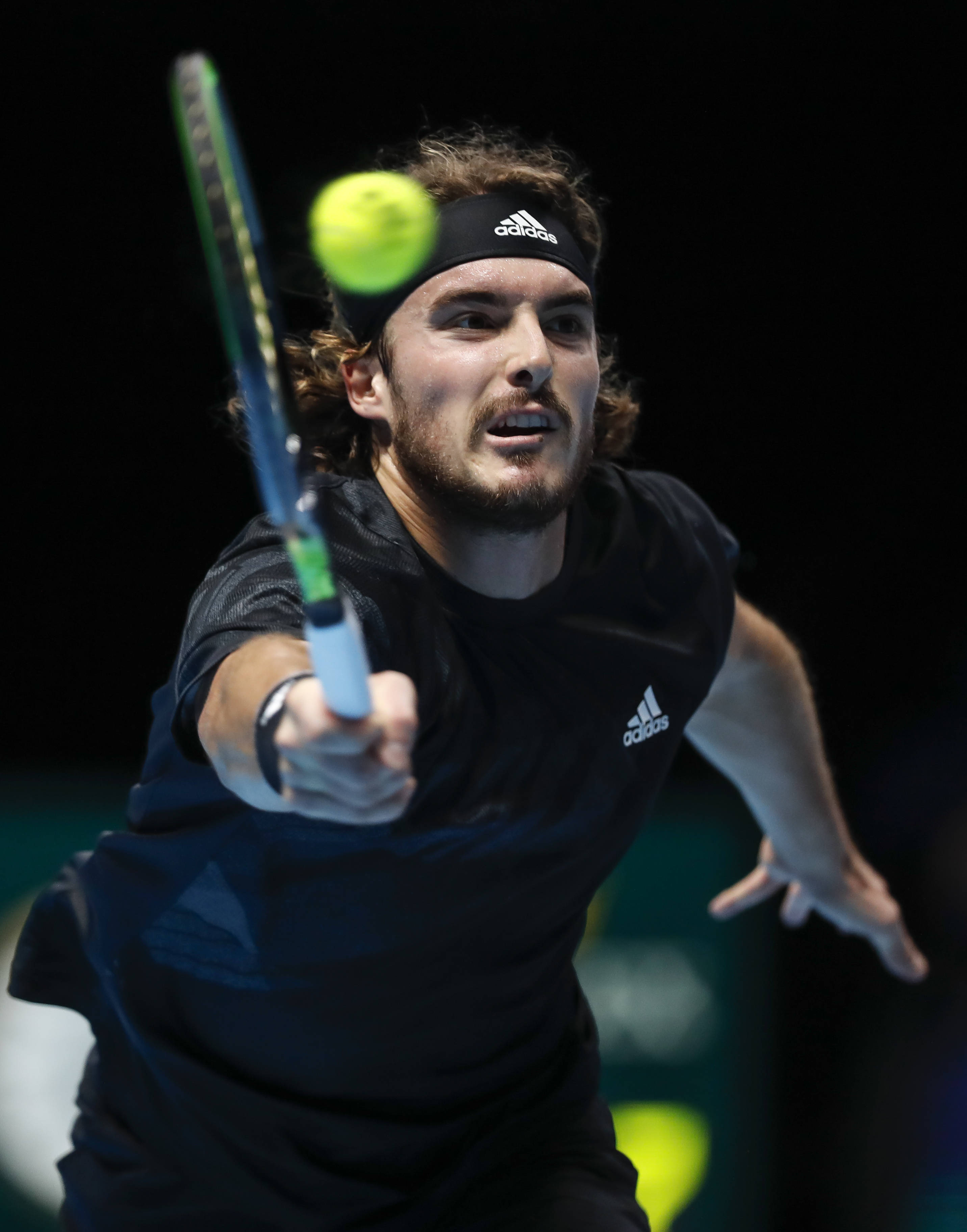 英国网球队横扫法国网球队，西西帕斯送出助攻的简单介绍