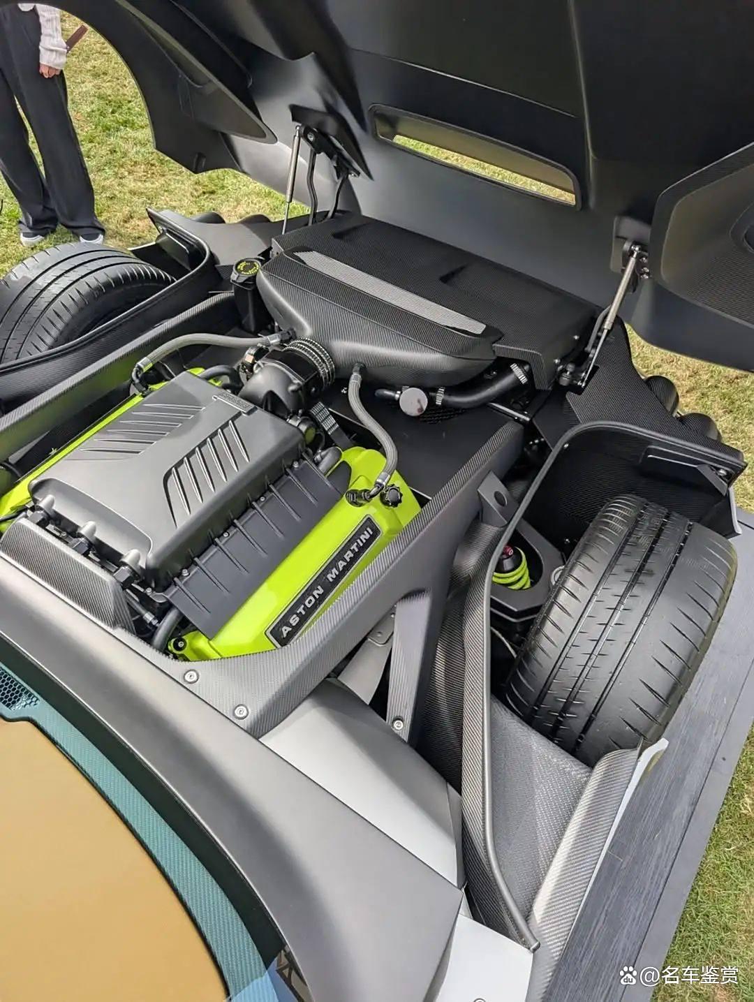 阿斯顿马丁鏖战雷诺车队，塞恩斯统治全场的简单介绍